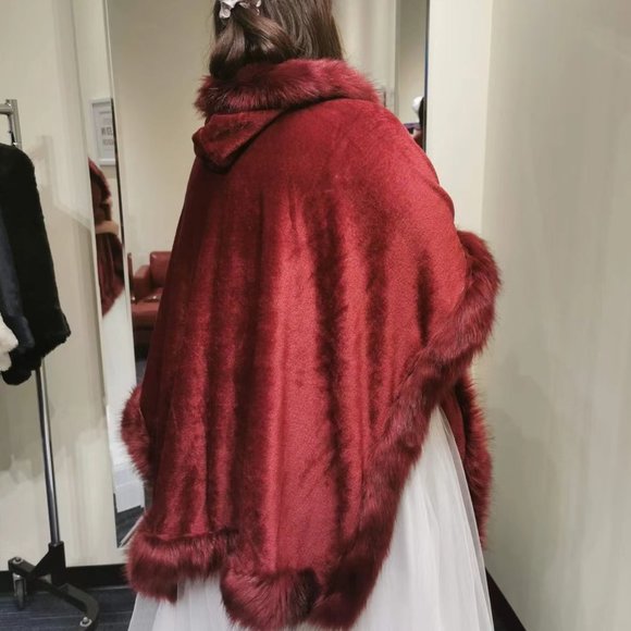 Red faux fur hooded shawl - Picture 10 of 12